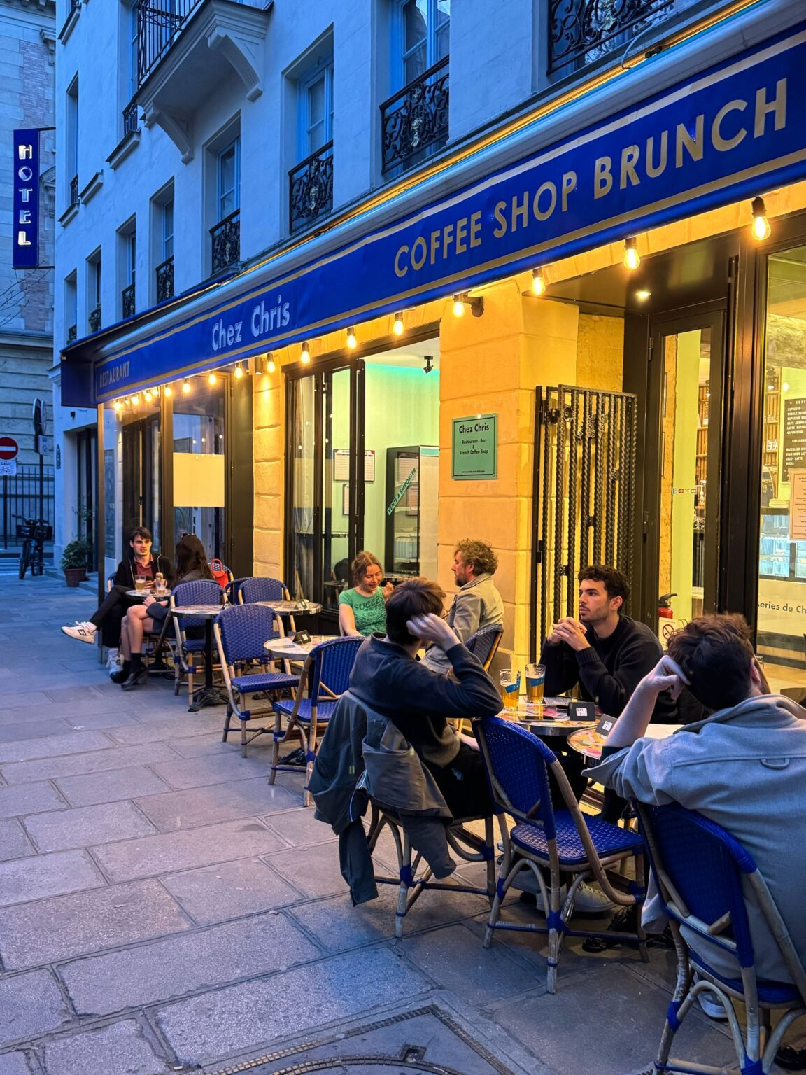 L'extérieur du Café Chez Chris - Accueil chaleureux et convivial